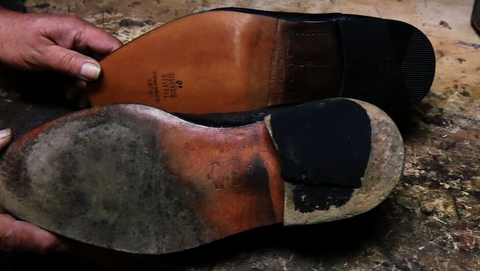 Master Shoes . Peletería y Reparadora de Calzado - Tienes varios zapatos  que nececitas solo pegar algún detalle en la Suela o Adorno. Tenemos el  mejor pegamento para que tu mismo lo